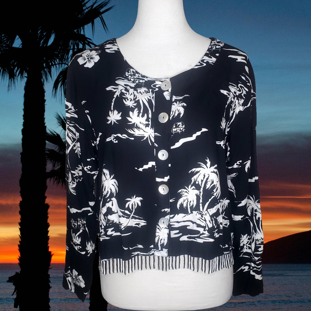 Paradiso NWOT 100% Rayon Black & White Tropical Print Scoop Neck Button Up Top